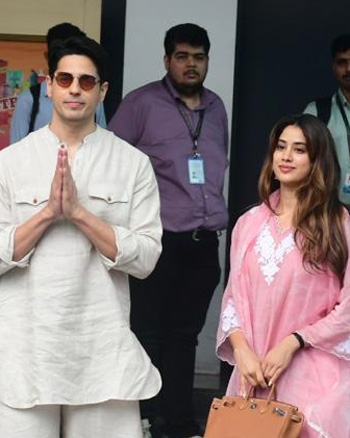 Sidharth Malhotra and Janhvi Kapoor snapped at Kalina airport