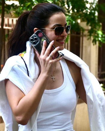 Natasha Stankovic snapped outside a dental clinic in Khar