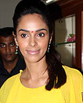 Mallika Sherawat visits Anandniketan to meet cancer patients children