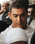 Aamir Khan leaves for Hajj