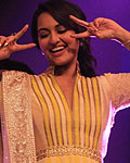 Sonakshi Sinha on the sets of Zee TV's Diwali special episode of 'Hero Sa Re Ga Ma Pa 2012'