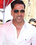 Akshay Kumar inaugurates Upper Crust show