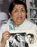 Usha Mangeshkar and Lata Mangeshkar at the launch of calendar Hamsafar 2013