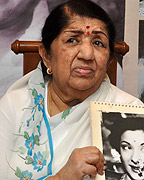 Lata Mangeshkar at the launch of calendar Hamsafar 2013