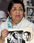 Lata Mangeshkar at the launch of calendar Hamsafar 2013