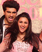 Arjun Kapoor and Parineeti Chopra performing at Glittearti 2013 at Aamby Valley City