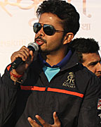 Sreesanth cheers runners at the Jaipur Marathon 2013