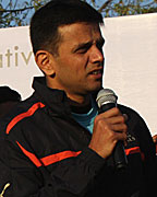 Rahul Dravid cheers runners at the Jaipur Marathon 2013