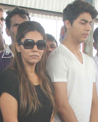 Aryan and Gauri Khan at the funeral of Subhash Dada, SRK's spot boy for 25 years