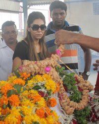 Aryan and Gauri Khan at the funeral of Subhash Dada, SRK's spot boy for 25 years