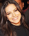 Sunny Leone arrives in Mumbai to promote Jism 2