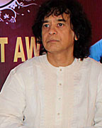 Suresh Wadekar Honoring Amzad Ali Khan