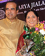 Suresh Wadekar Honoring Amzad Ali Khan