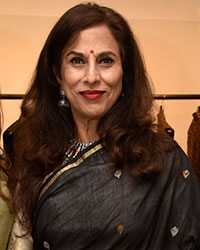 Shobha De