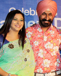 Gurpreet Kaur, General Secretary, Mumbai Pradesh Mahila Congress Committee with Gurcharan Singh during a felicitation ceremony of teachers for their contribution towards creating bright future for students