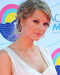 U.S. singer Taylor Swift arrives for the Teen Choice 2012 awards in Los Angeles