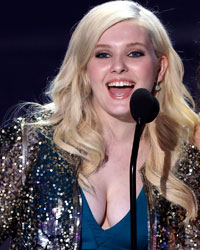 Actresses Abigail Breslin (L) and Hailee Steinfeld speak on stage at the Teen Choice Awards at the Gibson amphitheatre in Universal City, California