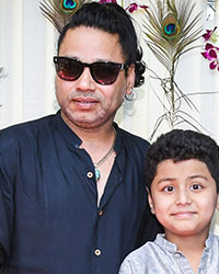 Kailsah Kher with his family