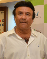 Anu Malik, Dr. Muffazal Lakdawala and Reena Roy