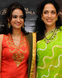 Rashmi Thackeray with daughter