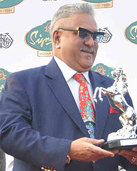 Vijay Mallya presenting the trophy