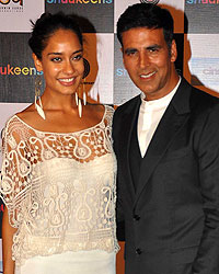 Lisa Haydon and Akshay Kumar