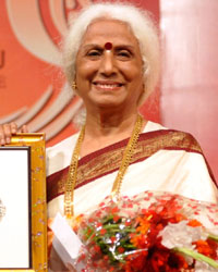 Padmashree Rajshree Birla Presented Lifetime Achievement Award  to Vocalist  Padmabhushan Prabha Atre