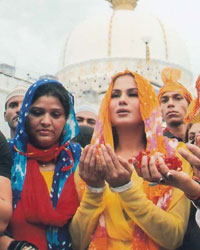 Veena Malik Visits Ajmer Sharif