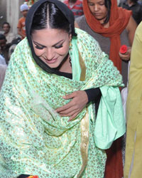 Veena Malik Offers Prayer for her Close Friend and Family at Hazrat Nizamuddin Dargah