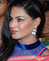 Veena Malik visits Lalbaugcha Raja