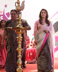 Kajol along with  Gujarat Chief Minister Anandiben Patel