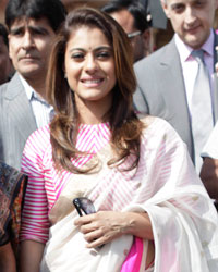 Kajol along with  Gujarat Chief Minister Anandiben Patel