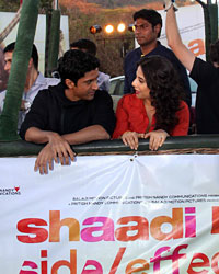 Farhan Akhtar and Vidya Balan got into a hot air balloon to promote their upcoming film 'Shaadi Ke Side Effects'