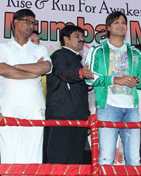 Vivek Oberoi flagged off Nothern Mumbai Marathon organised in support of Narendra Modi.