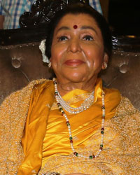 Asha Bhosle with her Wax Model