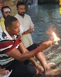 Will Smith perms Gana Aarti in Rishikesh