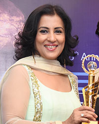 Singer Madhshree (Left)