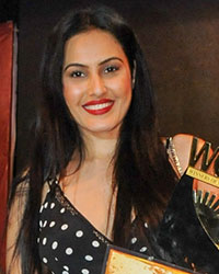 Shobha Arya honouring Kamiya Punjabi