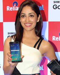 Yami Gautam Unveils Samsung Galaxy Note5