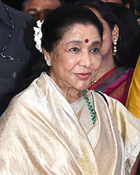 Asha Bhosle and C. Vidyasagar Rao (Governor of Maharashtra)