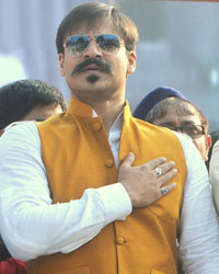 Vivek Oberoi, M S Bitta and Akshay Kumar