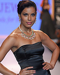 Deepti Gujral at Aks Jewels Show at IIJW 2014