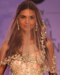 Esha Gupta at IBFW 2014 Jyotsna Tiwari Show