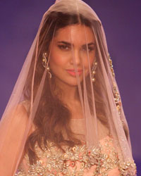 Esha Gupta at IBFW 2014 Jyotsna Tiwari Show