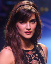 Kriti Sanon at LFW Winter Festive 2016 Ritu Kumar Show