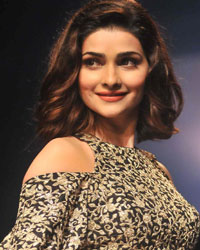 Prachi Desai at LFW Winter Festive 2016 Sonam and Paras Modi Show