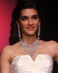 Kriti Sanon at Mahabir Jewellers and KIK Jewels Show at IIJW 2014