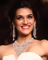 Kriti Sanon at Mahabir Jewellers and KIK Jewels Show at IIJW 2014