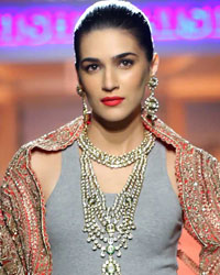 Kriti Sanon at Monisha Jaising Show at AIFW 2015