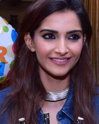 Sonam Kapoor at Pernia Qureshi Fashion Show